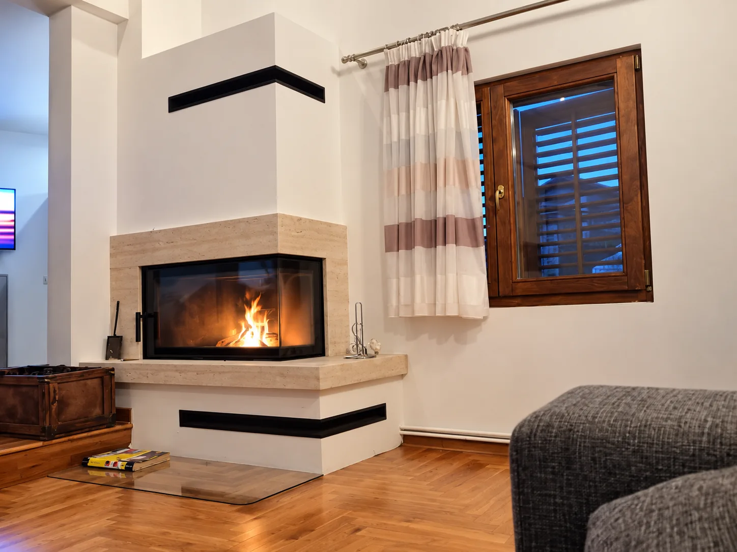 Kamin u dnevnom boravku Kuće Lipa